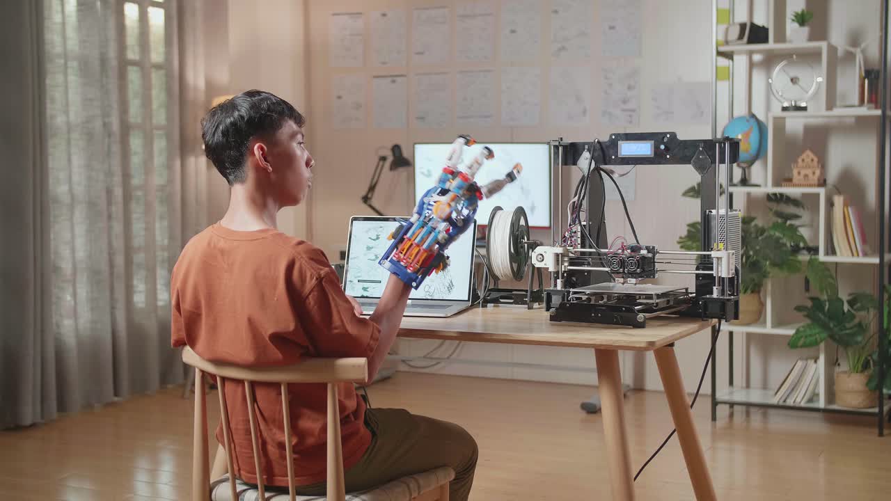 3d 프린팅 인공 손을 사용하는 학생