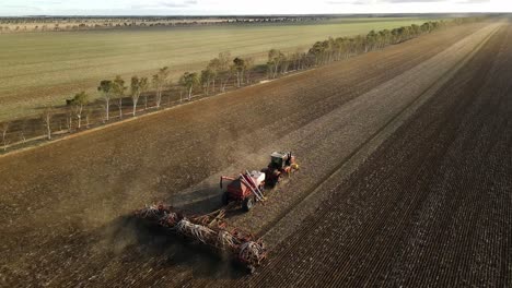 nuevo equipo de siembra remolcado por un tractor a través de un potrero saludable-7