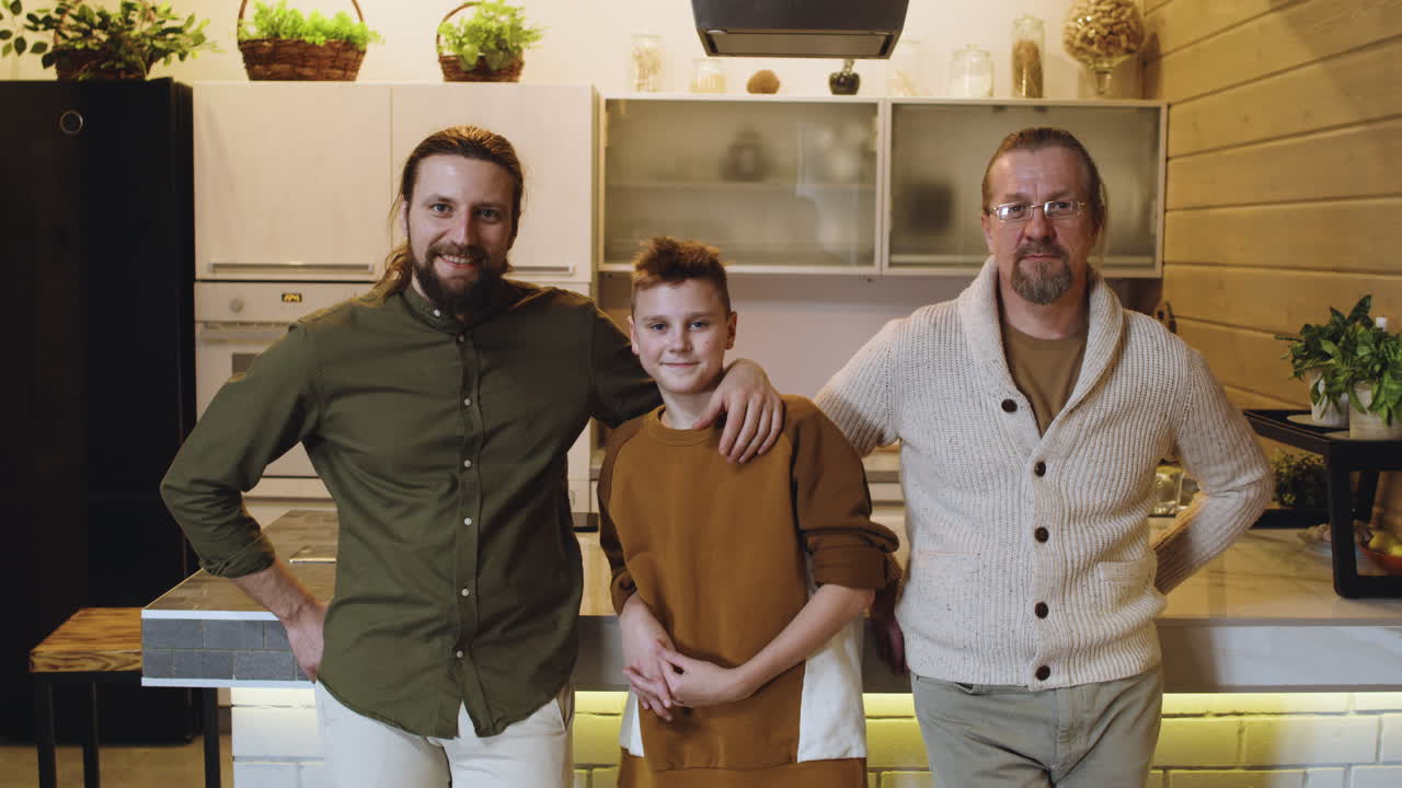 hombres caucásicos y un niño en casa