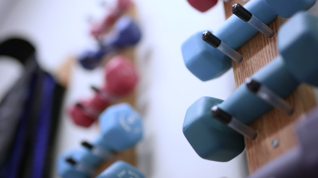 물리 치료사의 사무실에서 랙에 무게