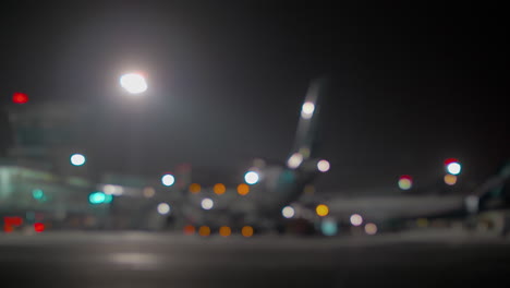 avión borroso en la terminal del aeropuerto por la noche