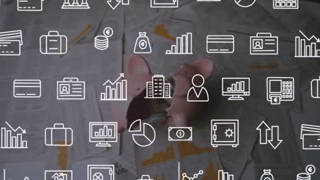 animación de iconos digitales moviéndose contra la alcancía cayendo y rompiendo documentos en el suelo