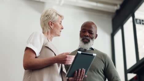 Business-team,-tablet-and-talking-while-planning