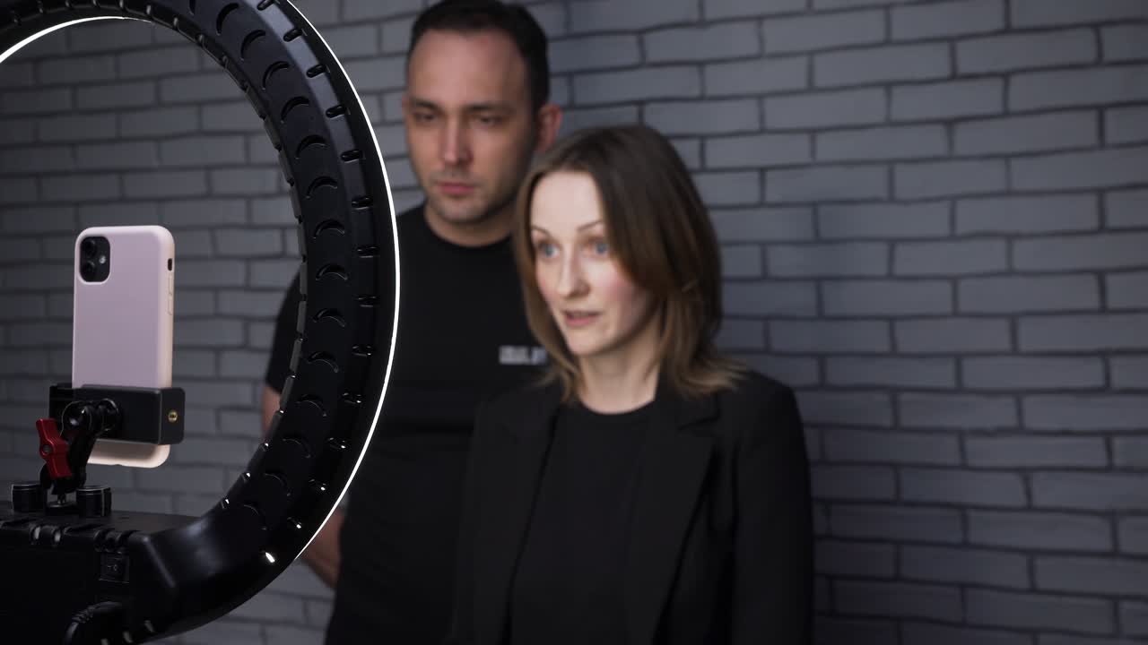 블로그를 위해 팔로워들과 대화하는 부부의 촬영