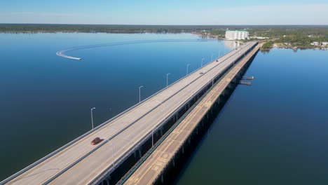 Schnelle-Bootsfahrt-Unter-Der-Bailey-Bridge-In-Lynn-Haven,-Florida