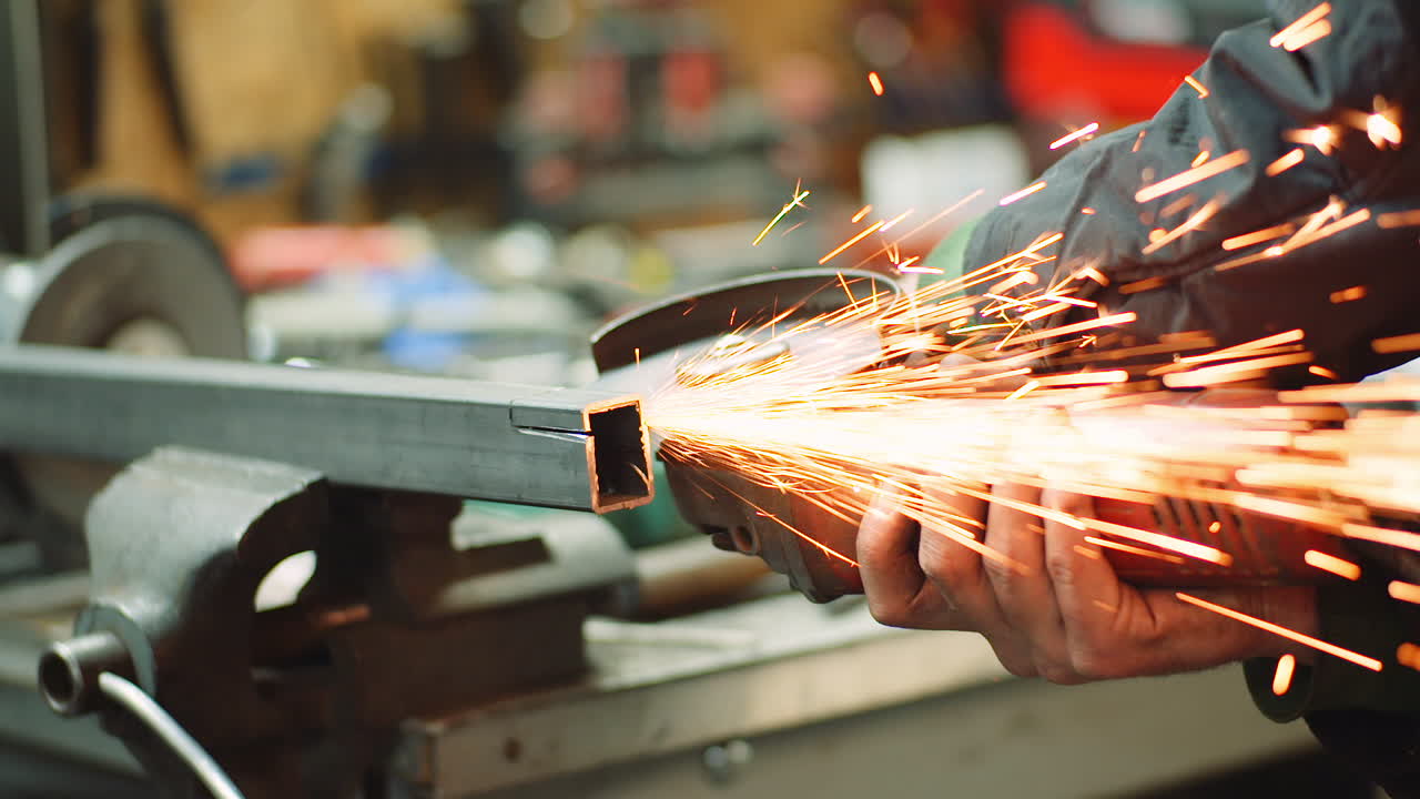 scintilla che cade durante il taglio del metallo con la smerigliatrice angolare 2