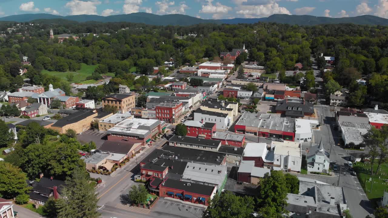 este video es una toma aérea que muestra todo el centro de lewisburg, virginia occidental