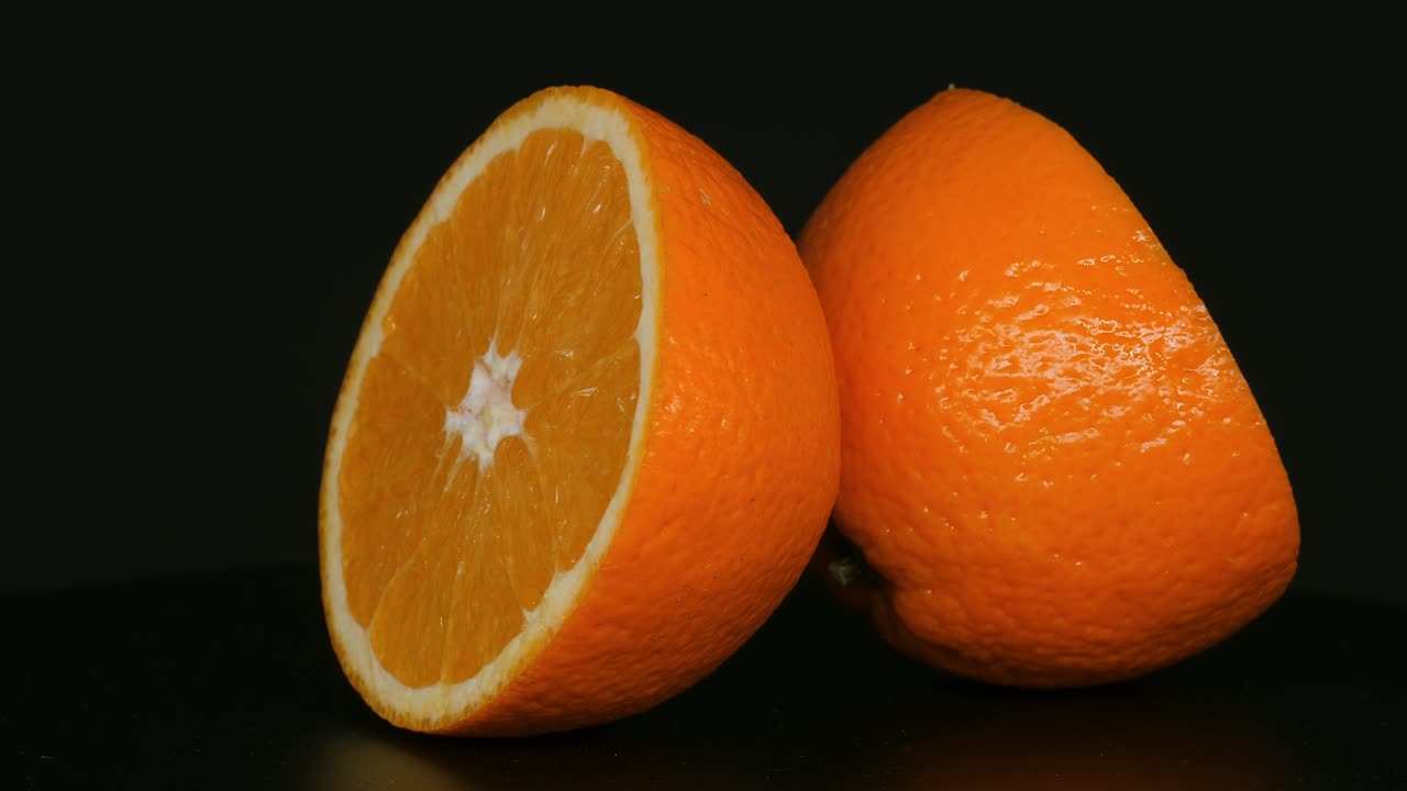 naranja sobre un fondo negro.