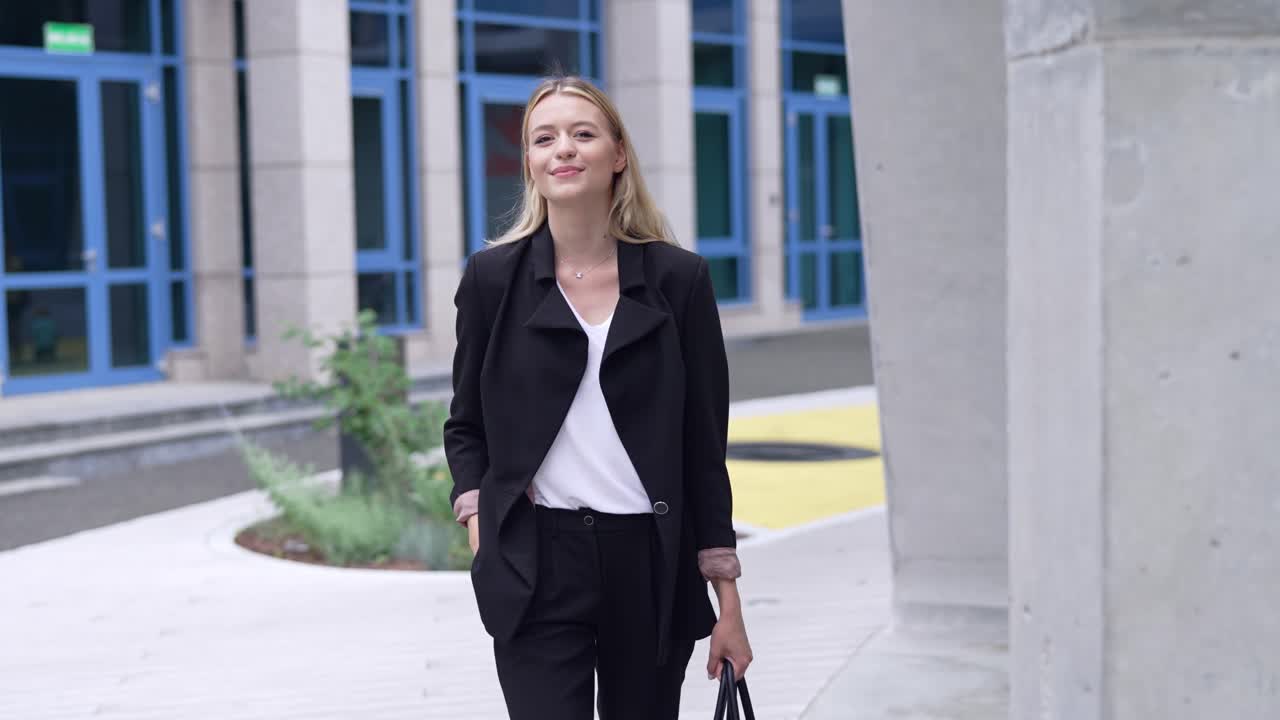 mujer de negocios al aire libre