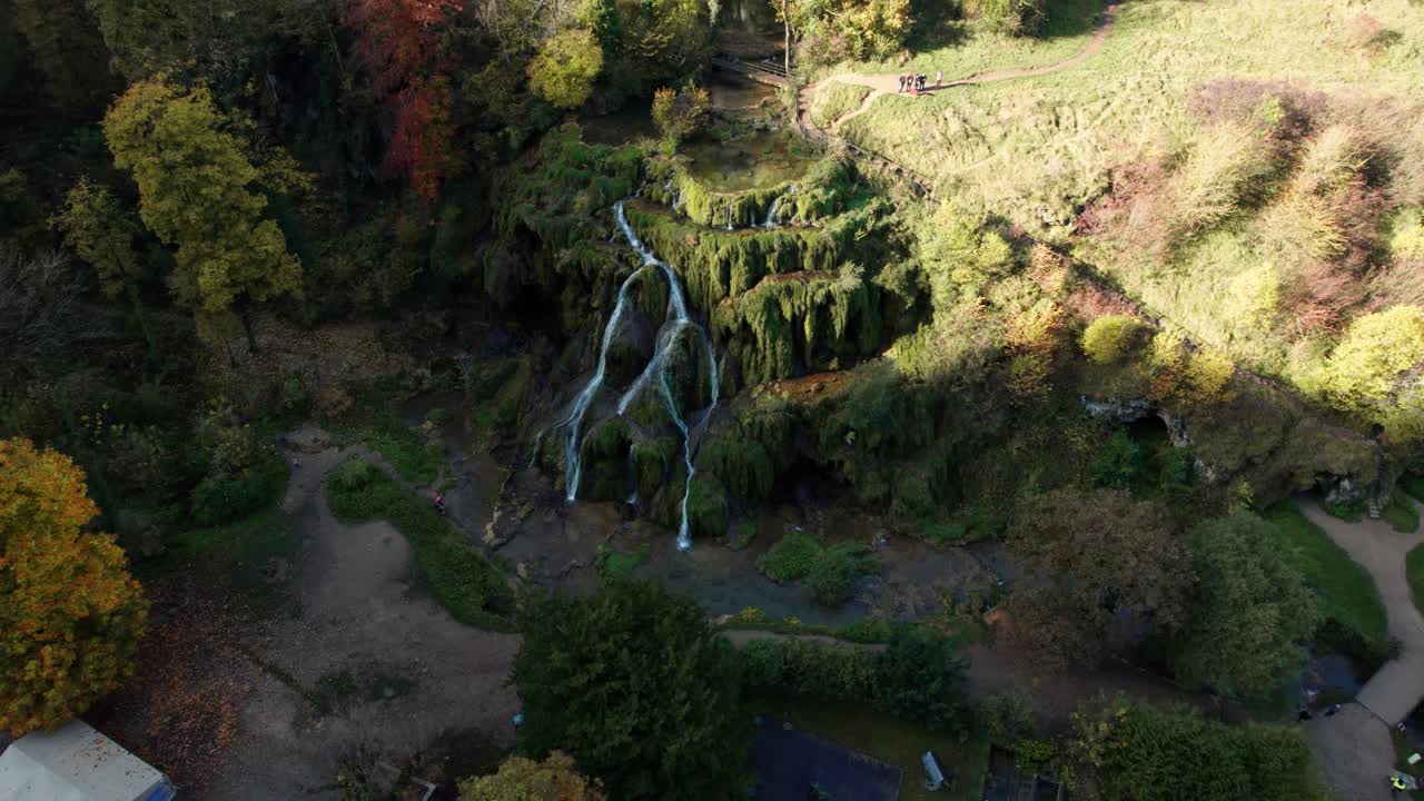 Ripresa con drone intorno alla cascata des Tufs, una bellissima cascata nel Giura vicino alla città di Baume-les-Messieurs durante l'autunno, dipartimento del Giura, regione Borgogna-Franca Contea, campagna francese