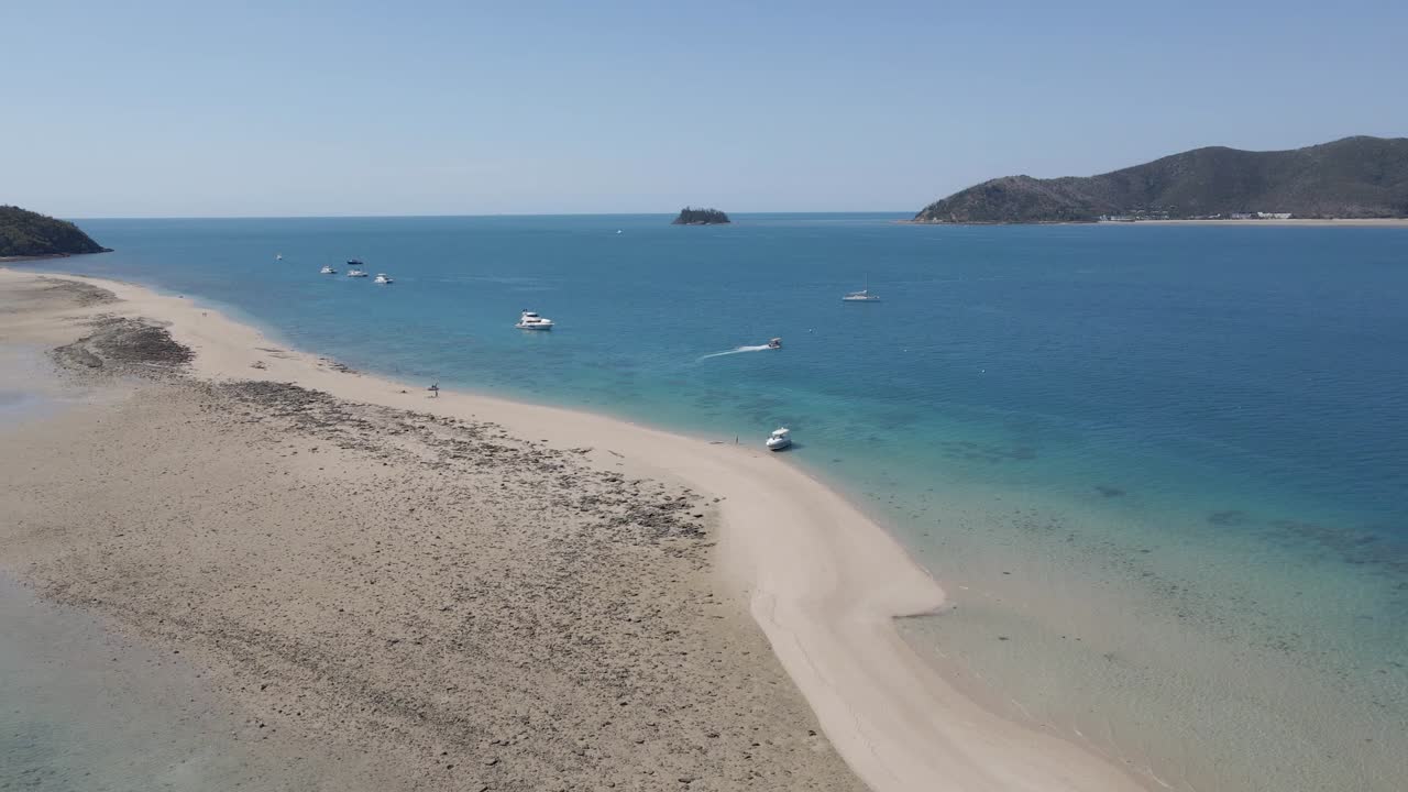 whitsunday, qld, australia에서 여름에 모래 침을 뱉는 langford 섬의 보트