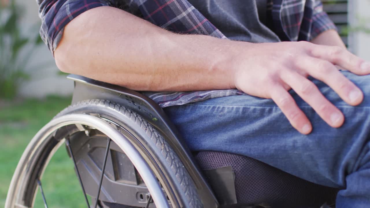 primer plano de un hombre discapacitado caucásico en silla de ruedas en la calle