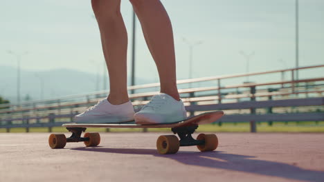 mujer en skateboard