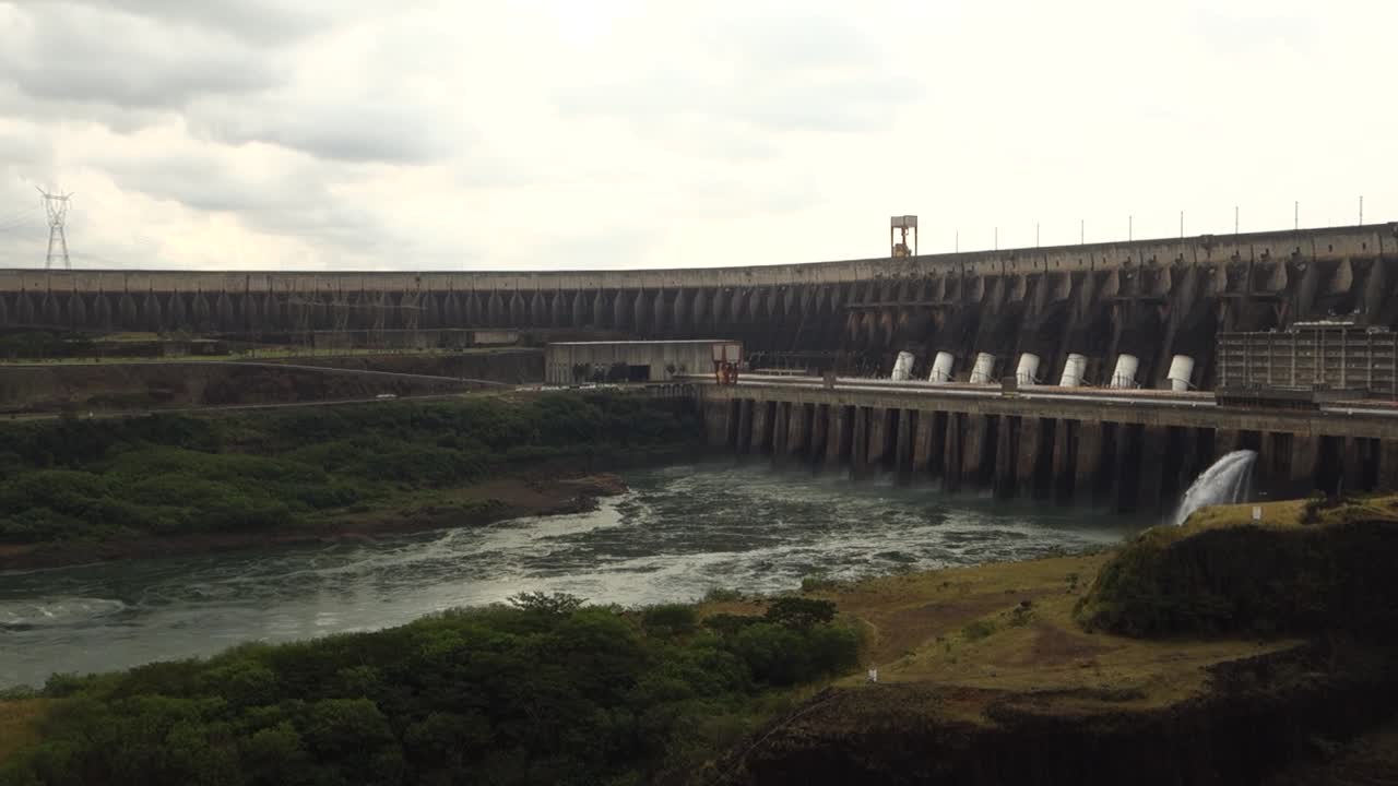 foz do iguacu, brasil: represa y turbinas de la central hidroeléctrica itaipu, en un día nublado