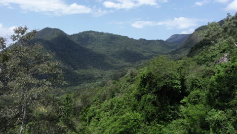 Vista-Aérea-Sobre-La-Selva-En-Lo-Alto-De-Las-Montañas-De-Costa-Verde,-Soleado-Brasil