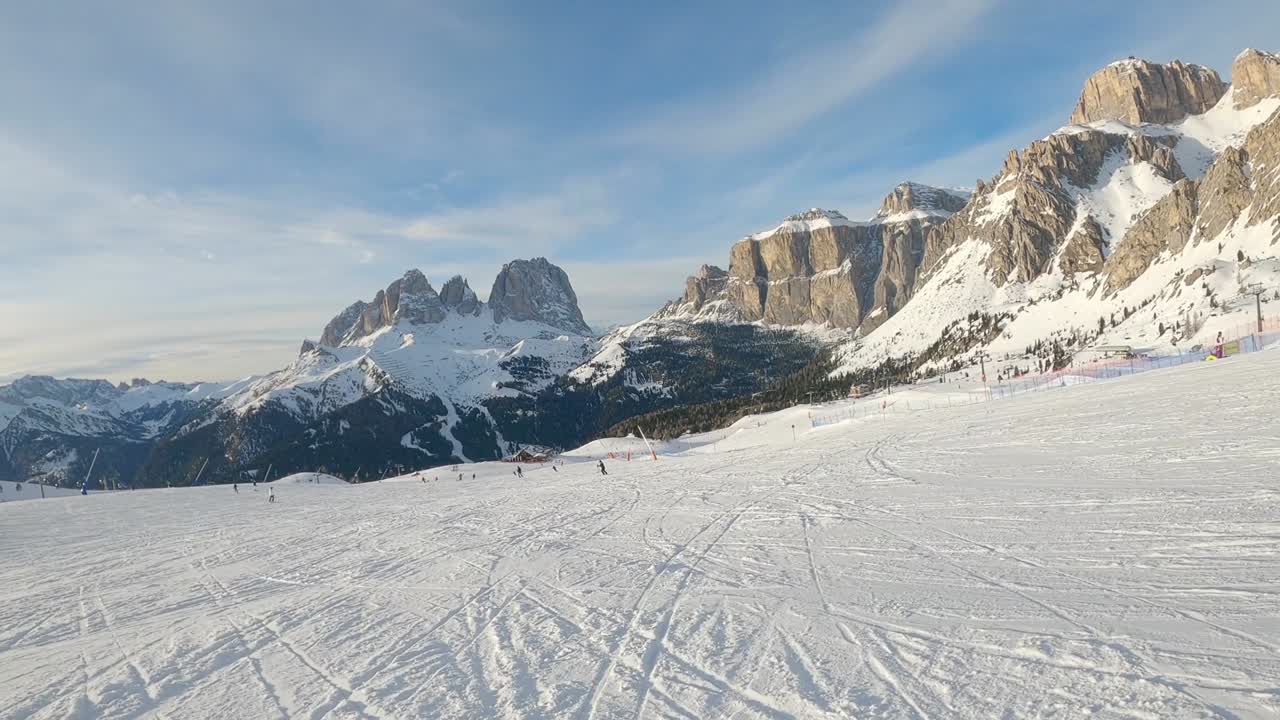 fpv pov de esquí alpino en las dolomitas, italia