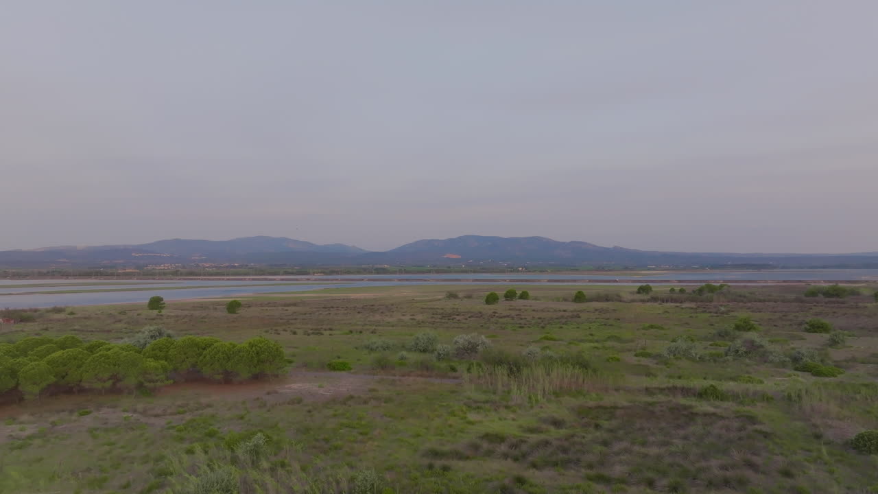 el anochecer sobre los prados de los humedales