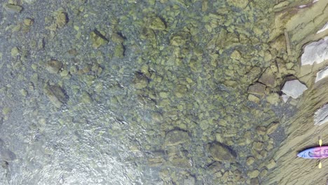 drone sobre un hermoso río turquesa claro