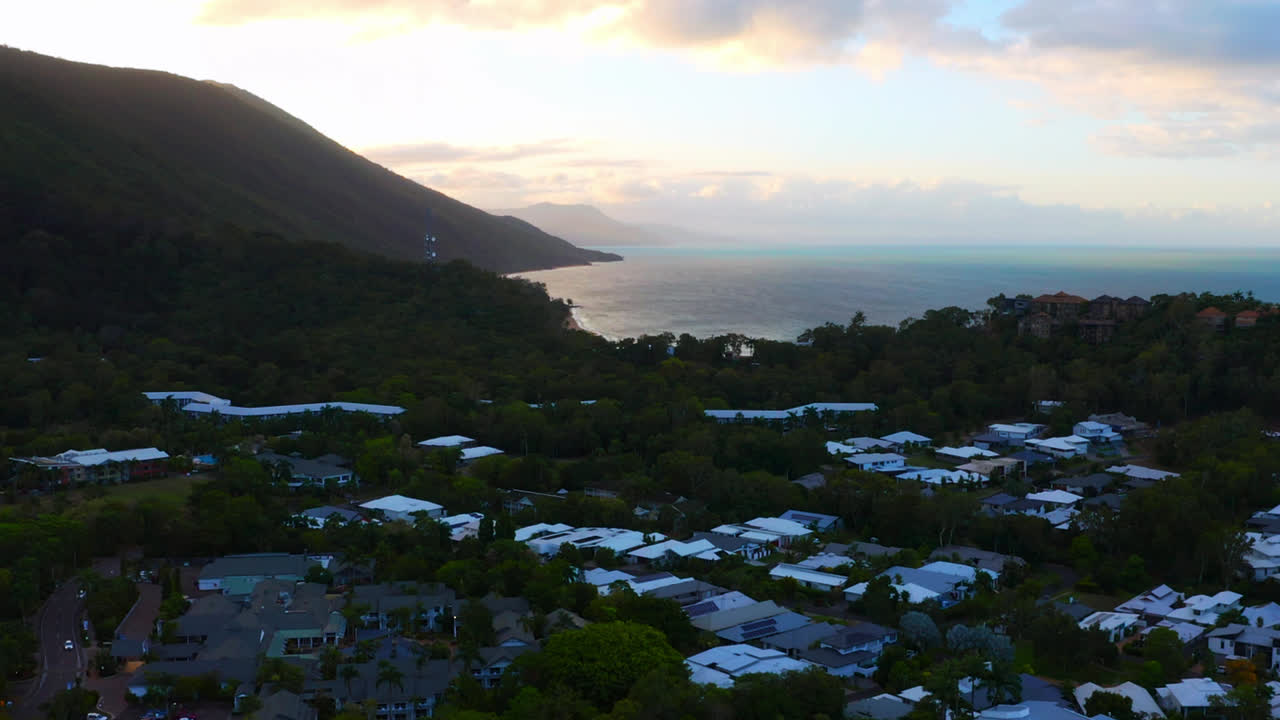 drone volando sobre el suburbio costero de palm cove en queensland, australia al atardecer