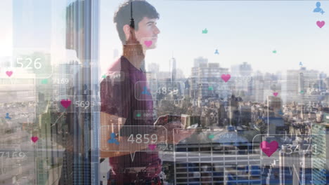 iconos digitales con números crecientes sobre el hombre caucásico que usa un teléfono inteligente contra el paisaje urbano