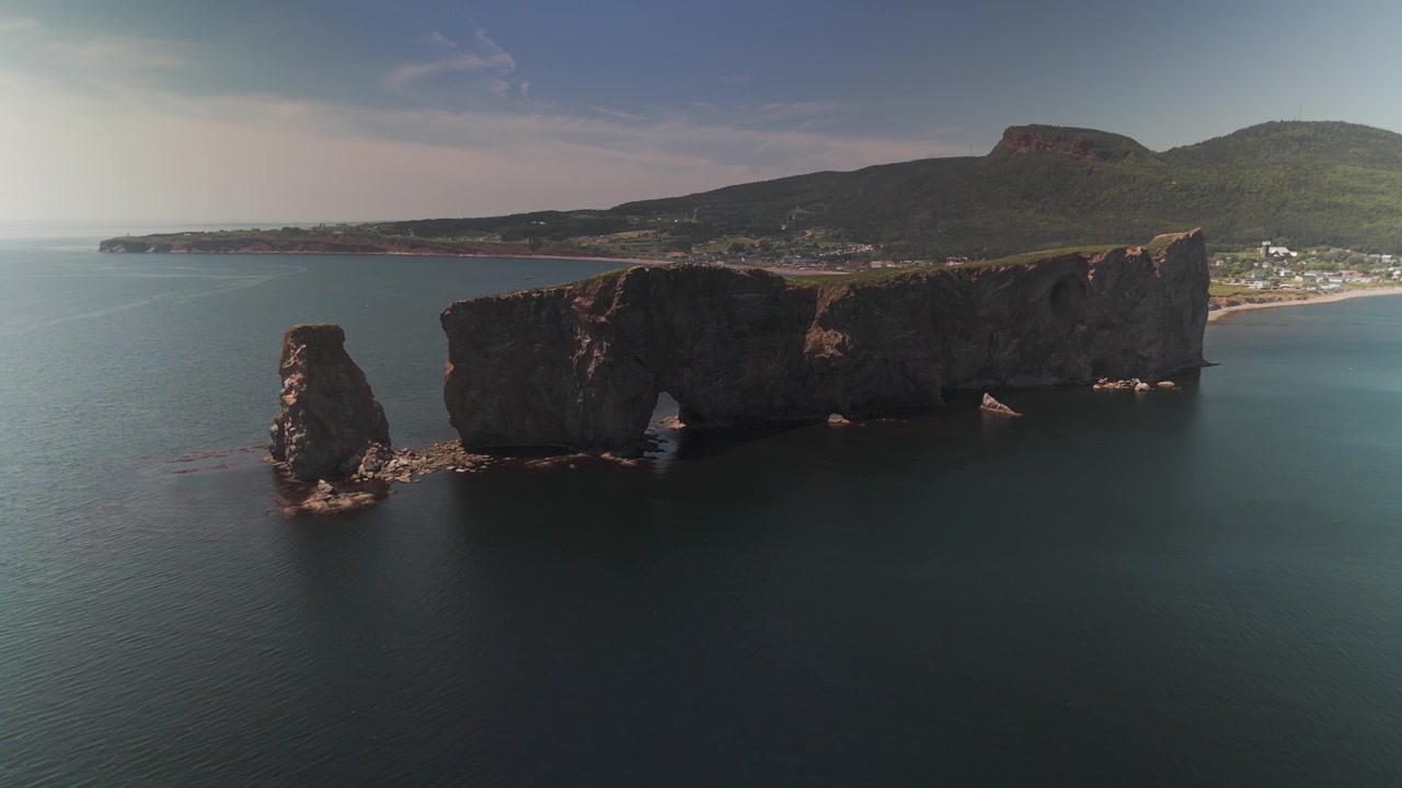 Una ripresa aerea con drone che ruota attorno al famoso Rocher Percé in Gaspésie. Durante l'estate.