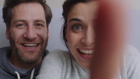 pareja feliz teniendo video chat usando cámara web agitando la mano al bebé disfrutando de la comunicación en línea