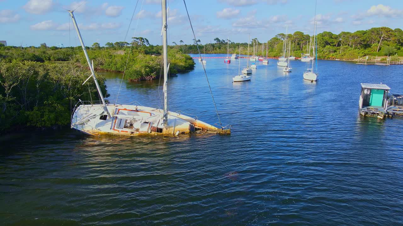 Veleiro afundado abandonado no Anclote River Park, Holiday, Flórida, EUA, impactando o meio ambiente; barcos abandonados são um grande problema na Flórida