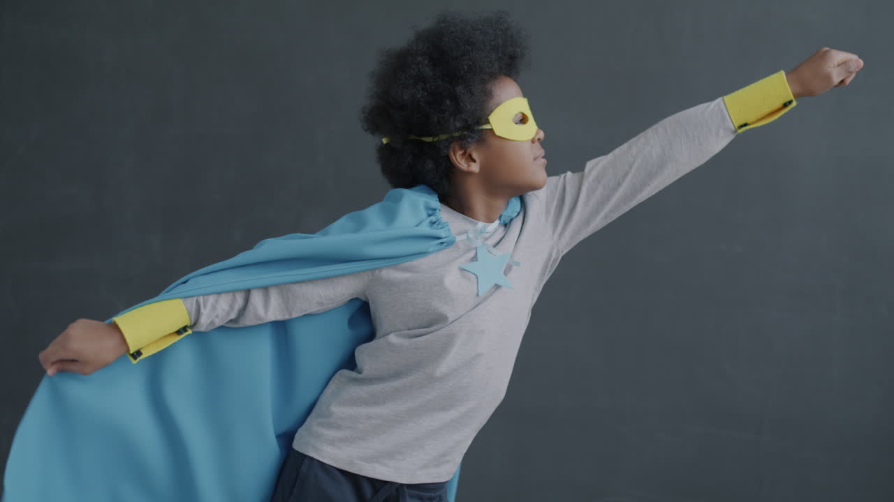 niño jugando al superhéroe