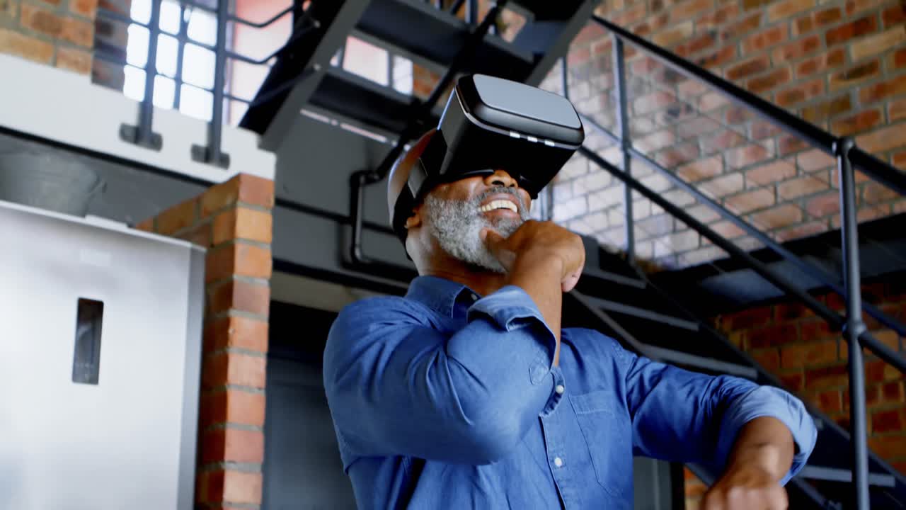 부 ⁇  4k에서 가상 현실 헤드 ⁇ 을 사용하는 고령자