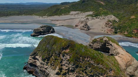 Vista-Aérea-Alrededor-De-Las-Dunas-En-La-Zona-Costera-Del-Parque-Tepuhueico,-En-Chiloé,-Chile.