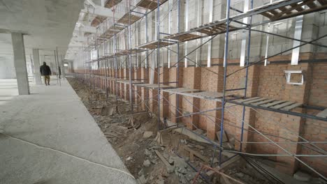 escena de un gran sitio de construcción de una oficina comercial