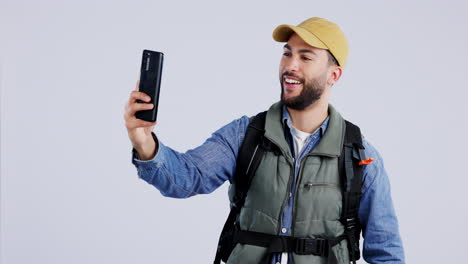 Senderismo,-Selfie-Y-Hombre-Con-Signo-De-La-Paz-En-El-Estudio