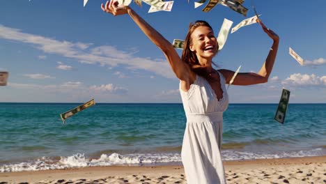 mujer celebrando con dinero cayendo