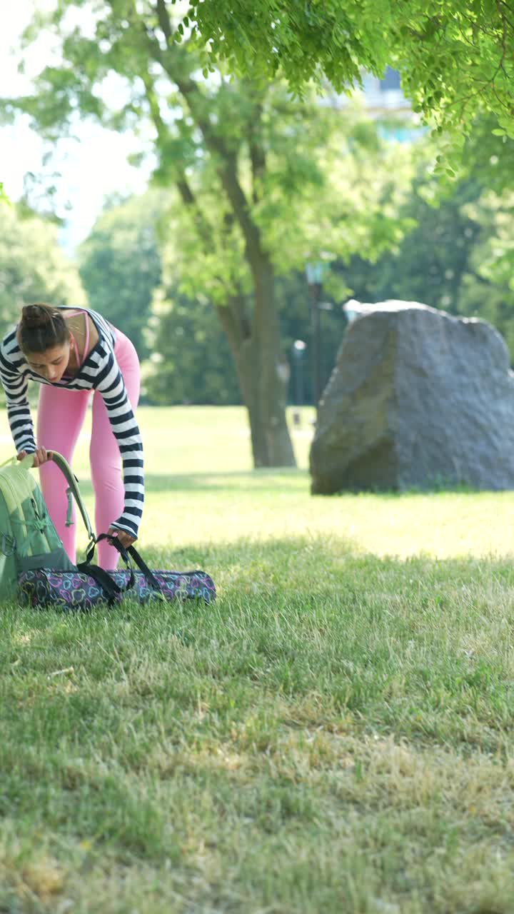 joven con una alfombra de yoga en el parque