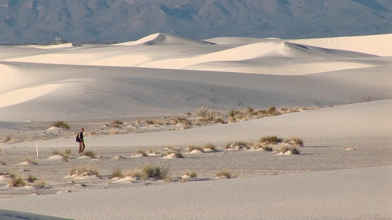 뉴멕시코의 백사장 국립 기념물을 걷는 등산객의 롱샷