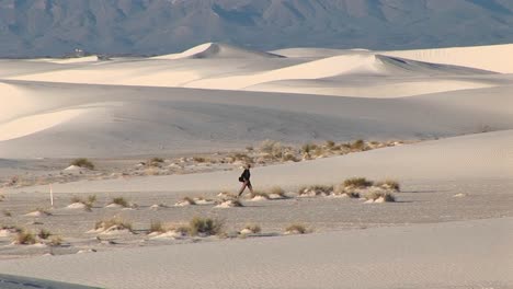 Totale-Eines-Wanderers,-Der-Durch-Das-Nationaldenkmal-White-Sands-In-New-Mexico-Geht