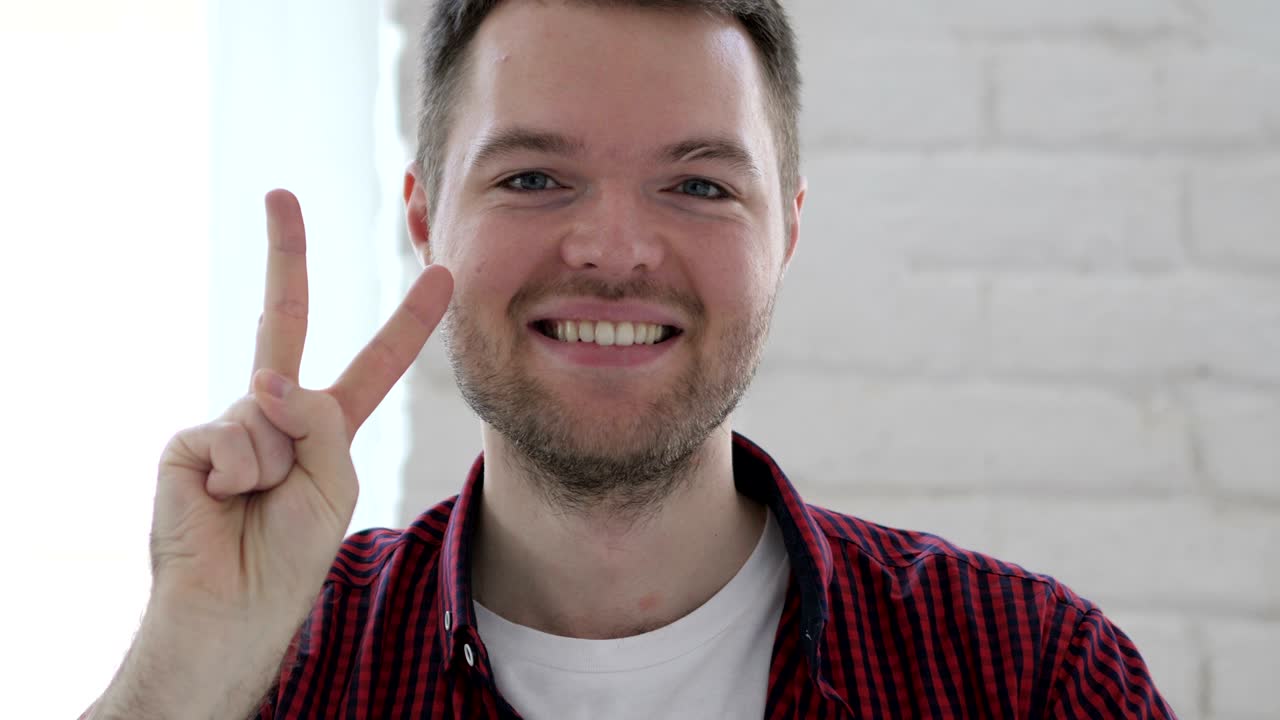 성공한 젊은이의 승리의 표지판