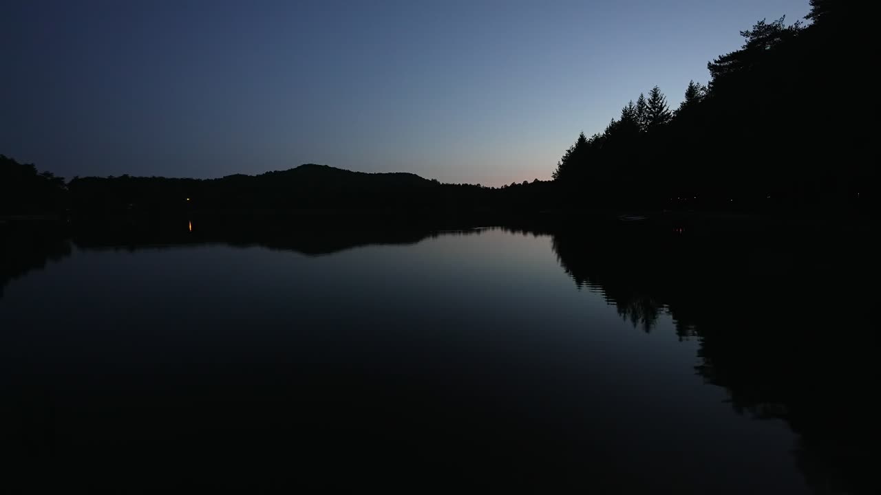 Étang de Hanaun järvi iltahämärässä kesäyönä, luonto, metsä, puiden valot ja varjot, Ranska.