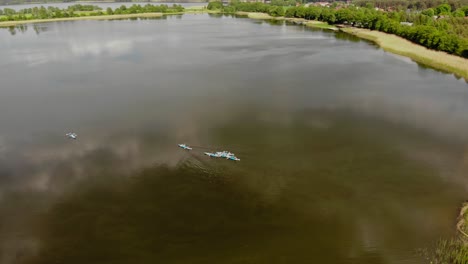turistas en kayak en un lago prístino en el parque nacional cerca de styporc, voivodato de pomerania en el norte de polonia