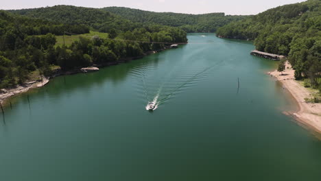 Peaceful-summer-day-in-Beaver-lake,-Hogscald-hollow,-motor-boat-speeding-through