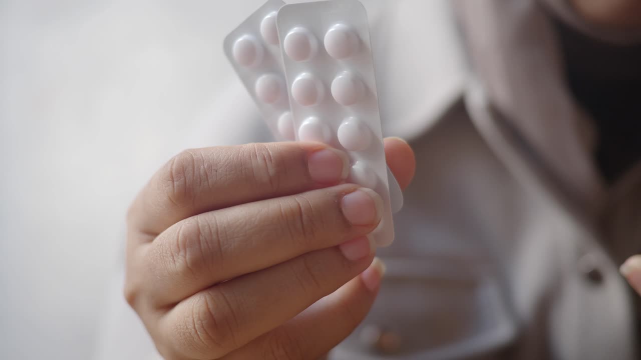 píldoras mano que sostiene