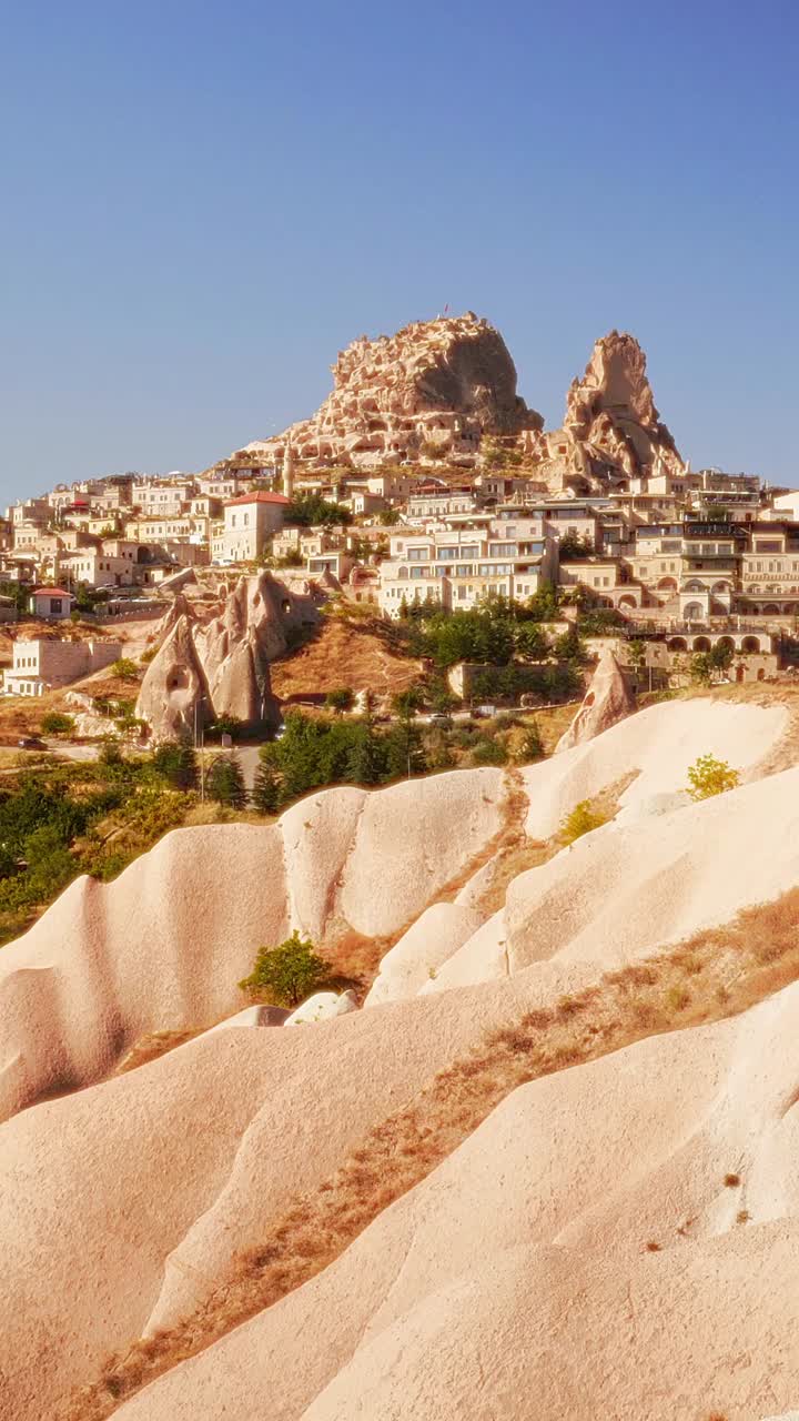 Formazione rocciosa del villaggio di Uçhisar, paesaggio della Cappadocia, Turchia