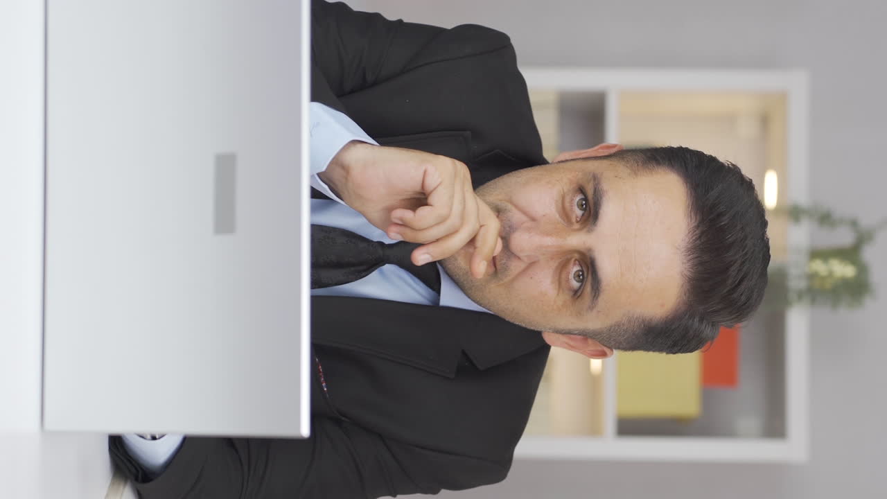 video vertical de un hombre que trabaja en la oficina de casa se niega y no acepta.