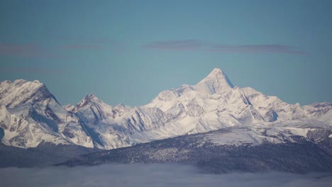 panorama de la cordillera nevada con picos blancos, toma de teleobjetivo panorámica