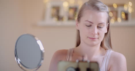 mujer maquillando concepto de belleza de mujer
