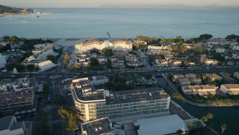 Vogelperspektive-Auf-Die-Stadt-Mallorca-Und-Ihre-Hotelanlagen-Mit-Dem-Wunderschönen-Mittelmeer-Im-Hintergrund