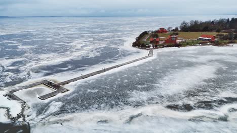 Estación-De-Anillamiento-De-Aves-De-Ventes-Horn-En-Lituania-Con-Aguas-Heladas,-Vista-Aérea