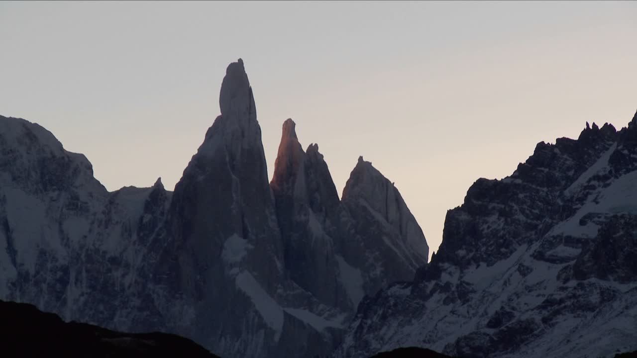 la notable cordillera de fitzroy en patagonia argentina con glaciar cubierto de nieve al atardecer