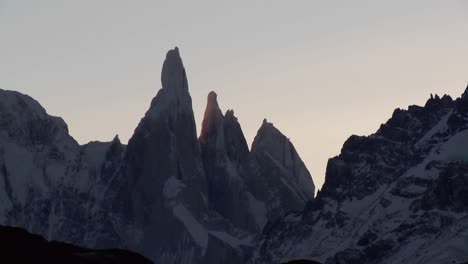 阿根廷巴塔哥尼亞的菲茨羅伊山脈 (fitzroy mountain range) 在黃昏時,雪覆蓋的冰川