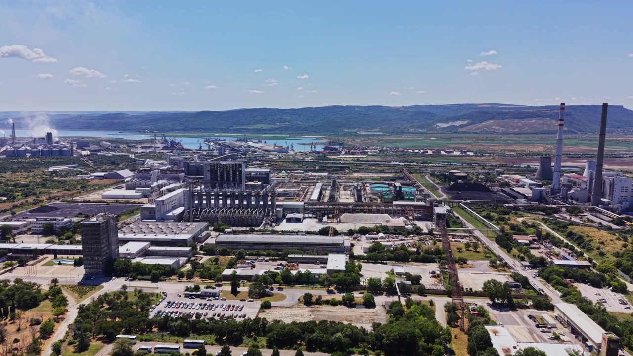 Vista di zona industriale vicino al fiume con fabbriche e strutture alte